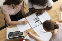 Convocatoria 2022 de becas de investigación de finalización de posgrado para estudiantes