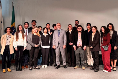 Visita de estudiantes a la embajada de Brasil